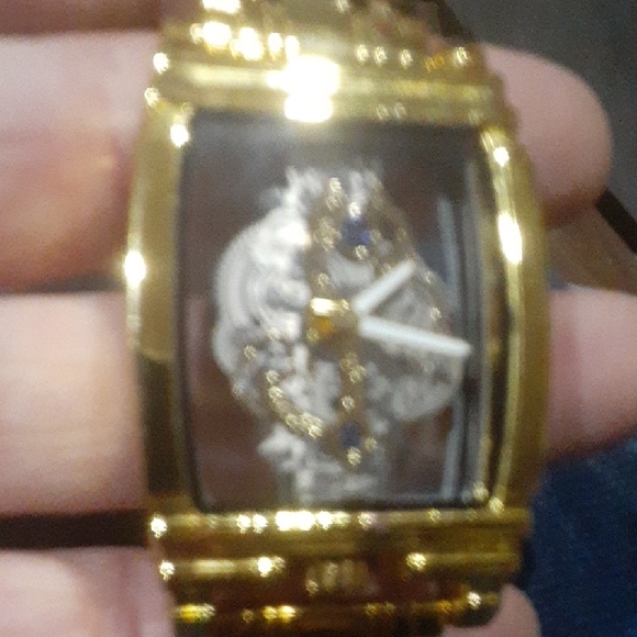 Luxurious Gold Men's Mechanical Watch - Picture 2 of 5